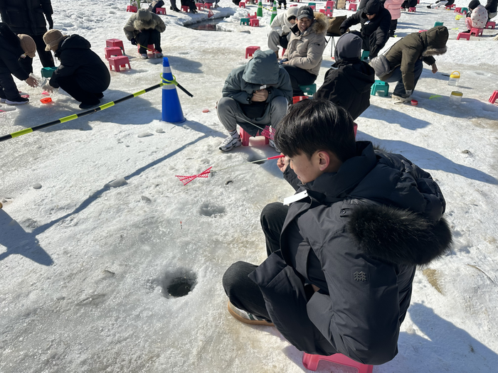 빙어 낚시에 열중하는 참가자 (직접촬영)
