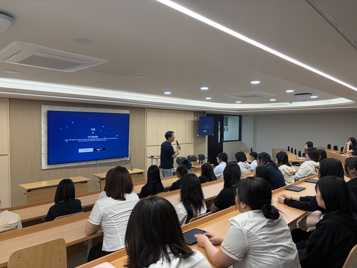 14일 이승건 에버글로우 인베스트먼트 대표가 경민비즈니스 고등학교 진행된 ‘2026 청소년 경제교육' 특강에서 강의를 진행하고 있다.방예별 인턴기